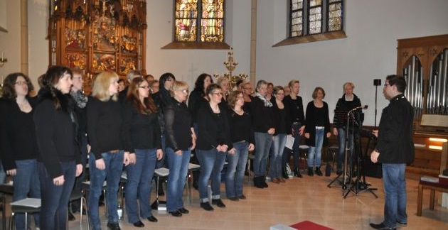 Sängerinnen und Sänger im Chorrraum der Kirche